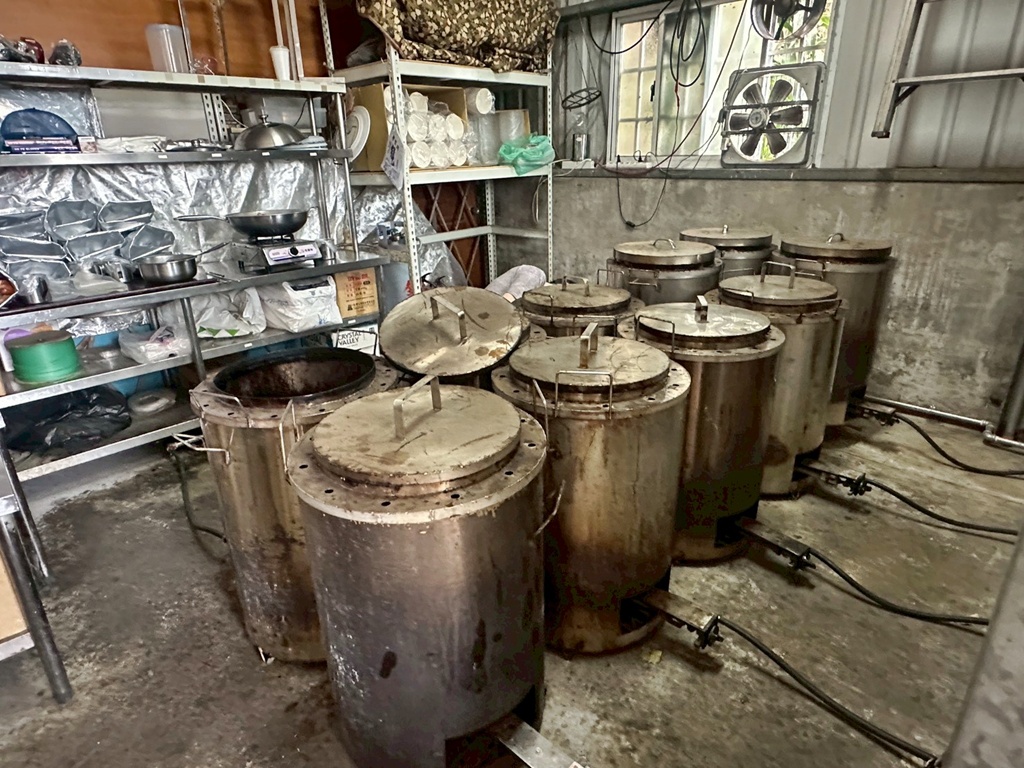 台中桶仔雞,台中烤雞,在地美食,桶仔雞米血,桶仔雞貢丸,烤雞推薦,舊車路桶仔雞,隱藏版美食,龍井桶仔雞,龍井美食