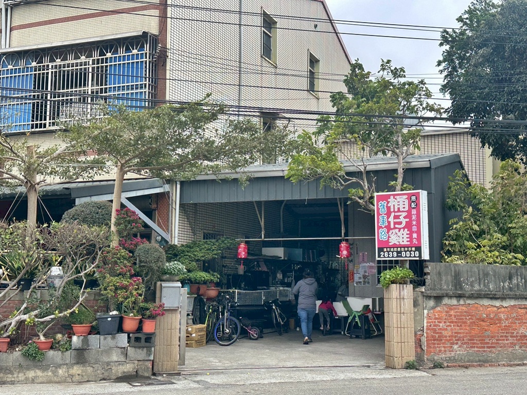 台中桶仔雞,台中烤雞,在地美食,桶仔雞米血,桶仔雞貢丸,烤雞推薦,舊車路桶仔雞,隱藏版美食,龍井桶仔雞,龍井美食