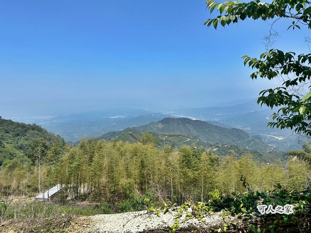 一等三角點,假日去處,健行,健行攻略,古坑,台灣小百岳 (雖然大尖山不是小百岳，但可以作為搜尋關聯詞),台灣登山,台灣秘境,大尖山,後棟仔福德宮,後棟山步道,戶外活動,樟湖生態國民中小學,步道,海拔1305M,涼亭,涼亭野餐,爬山,產業道路,登山,登山推薦,登山裝備,美景,茶園,輕旅行,防曬,階梯步道,雲嘉南平原,雲林,雲林景點