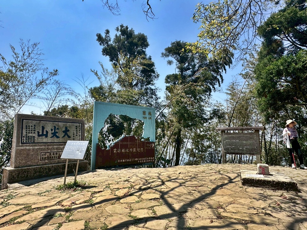 一等三角點,假日去處,健行,健行攻略,古坑,台灣小百岳 (雖然大尖山不是小百岳,但可以作為搜尋關聯詞),台灣登山,台灣秘境,大尖山,後棟仔福德宮,後棟山步道,戶外活動,樟湖生態國民中小學,步道,海拔1305M,涼亭,涼亭野餐,爬山,產業道路,登山,登山推薦,登山裝備,美景,茶園,輕旅行,防曬,階梯步道,雲嘉南平原,雲林,雲林景點 一等三角點,假日去處,健行,健行攻略,古坑,台灣小百岳 (雖然大尖山不是小百岳,但可以作為搜尋關聯詞),台灣登山,台灣秘境,大尖山,後棟仔福德宮,後棟山步道,戶外活動,樟湖生態國民中小學,步道,海拔1305M,涼亭,涼亭野餐,爬山,產業道路,登山,登山推薦,登山裝備,美景,茶園,輕旅行,防曬,階梯步道,雲嘉南平原,雲林,雲林景點