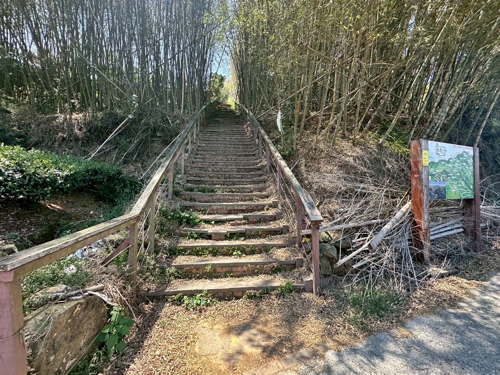 一等三角點,假日去處,健行,健行攻略,古坑,台灣小百岳 (雖然大尖山不是小百岳,但可以作為搜尋關聯詞),台灣登山,台灣秘境,大尖山,後棟仔福德宮,後棟山步道,戶外活動,樟湖生態國民中小學,步道,海拔1305M,涼亭,涼亭野餐,爬山,產業道路,登山,登山推薦,登山裝備,美景,茶園,輕旅行,防曬,階梯步道,雲嘉南平原,雲林,雲林景點 一等三角點,假日去處,健行,健行攻略,古坑,台灣小百岳 (雖然大尖山不是小百岳,但可以作為搜尋關聯詞),台灣登山,台灣秘境,大尖山,後棟仔福德宮,後棟山步道,戶外活動,樟湖生態國民中小學,步道,海拔1305M,涼亭,涼亭野餐,爬山,產業道路,登山,登山推薦,登山裝備,美景,茶園,輕旅行,防曬,階梯步道,雲嘉南平原,雲林,雲林景點