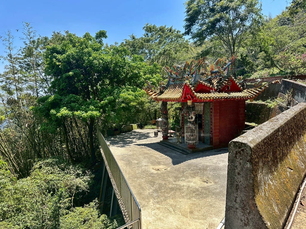 一等三角點,假日去處,健行,健行攻略,古坑,台灣小百岳 (雖然大尖山不是小百岳,但可以作為搜尋關聯詞),台灣登山,台灣秘境,大尖山,後棟仔福德宮,後棟山步道,戶外活動,樟湖生態國民中小學,步道,海拔1305M,涼亭,涼亭野餐,爬山,產業道路,登山,登山推薦,登山裝備,美景,茶園,輕旅行,防曬,階梯步道,雲嘉南平原,雲林,雲林景點 一等三角點,假日去處,健行,健行攻略,古坑,台灣小百岳 (雖然大尖山不是小百岳,但可以作為搜尋關聯詞),台灣登山,台灣秘境,大尖山,後棟仔福德宮,後棟山步道,戶外活動,樟湖生態國民中小學,步道,海拔1305M,涼亭,涼亭野餐,爬山,產業道路,登山,登山推薦,登山裝備,美景,茶園,輕旅行,防曬,階梯步道,雲嘉南平原,雲林,雲林景點
