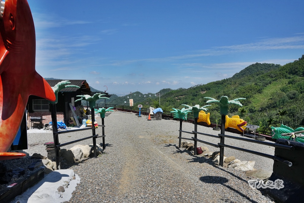 阿里山公路「五彎仔休息區42.8K」療癒系山景喝咖啡、鮮果試吃,還有蠟筆小新陪你放空! @可人之家 @可人之家