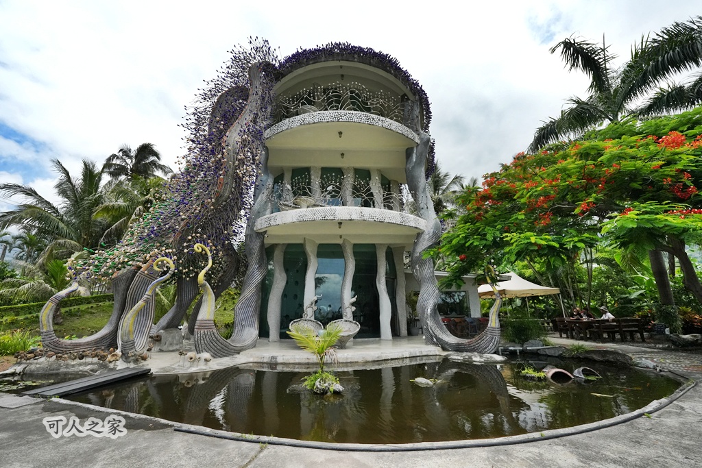 假日好去處,免住宿景點,台東下午茶,台東住宿推薦 (雖然不用住，但還是有些人會搜尋),台東咖啡廳,台東必去,台東拍照景點,台東旅遊,台東景點,台東民宿咖啡,台東海岸,台東網美景點,台東鳳凰民宿咖啡,台灣旅遊,散步到海邊,海景咖啡廳,療癒景點,秘境咖啡廳,童話建築,綠色草皮,藝術建築,週末去哪兒,鳳凰民宿