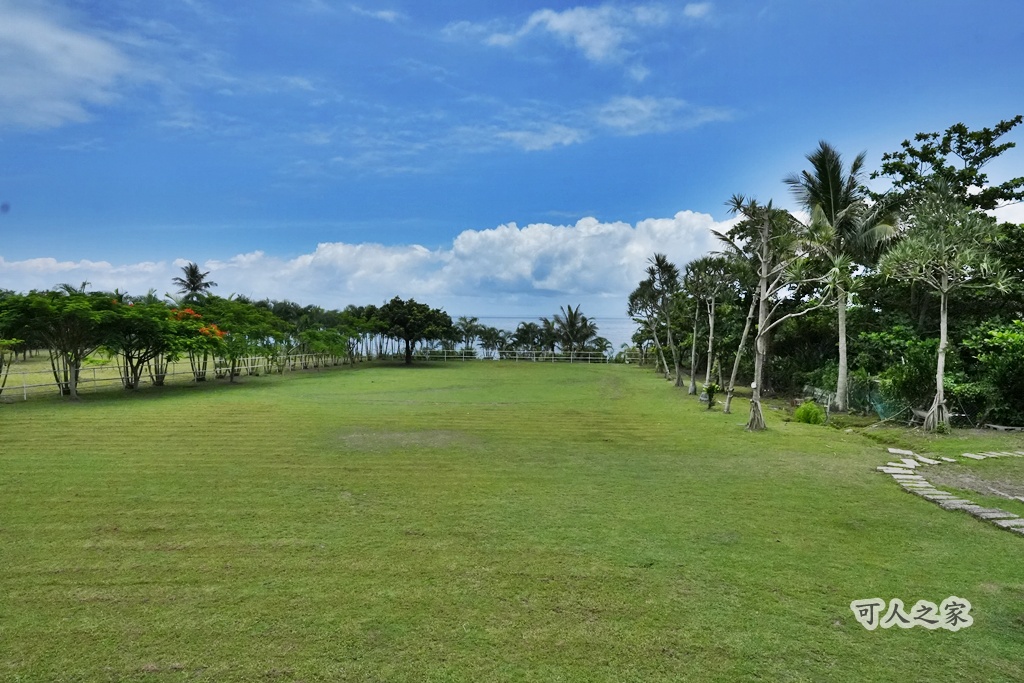 假日好去處,免住宿景點,台東下午茶,台東住宿推薦 (雖然不用住，但還是有些人會搜尋),台東咖啡廳,台東必去,台東拍照景點,台東旅遊,台東景點,台東民宿咖啡,台東海岸,台東網美景點,台東鳳凰民宿咖啡,台灣旅遊,散步到海邊,海景咖啡廳,療癒景點,秘境咖啡廳,童話建築,綠色草皮,藝術建築,週末去哪兒,鳳凰民宿