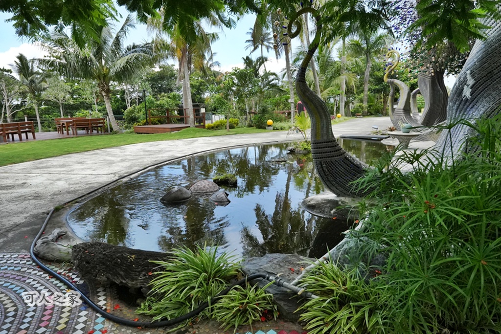 假日好去處,免住宿景點,台東下午茶,台東住宿推薦 (雖然不用住，但還是有些人會搜尋),台東咖啡廳,台東必去,台東拍照景點,台東旅遊,台東景點,台東民宿咖啡,台東海岸,台東網美景點,台東鳳凰民宿咖啡,台灣旅遊,散步到海邊,海景咖啡廳,療癒景點,秘境咖啡廳,童話建築,綠色草皮,藝術建築,週末去哪兒,鳳凰民宿