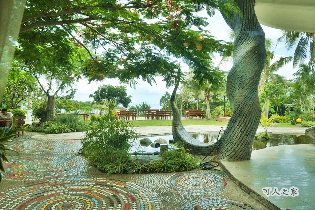 假日好去處,免住宿景點,台東下午茶,台東住宿推薦 (雖然不用住，但還是有些人會搜尋),台東咖啡廳,台東必去,台東拍照景點,台東旅遊,台東景點,台東民宿咖啡,台東海岸,台東網美景點,台東鳳凰民宿咖啡,台灣旅遊,散步到海邊,海景咖啡廳,療癒景點,秘境咖啡廳,童話建築,綠色草皮,藝術建築,週末去哪兒,鳳凰民宿