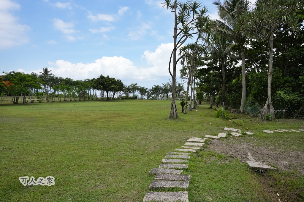 假日好去處,免住宿景點,台東下午茶,台東住宿推薦 (雖然不用住，但還是有些人會搜尋),台東咖啡廳,台東必去,台東拍照景點,台東旅遊,台東景點,台東民宿咖啡,台東海岸,台東網美景點,台東鳳凰民宿咖啡,台灣旅遊,散步到海邊,海景咖啡廳,療癒景點,秘境咖啡廳,童話建築,綠色草皮,藝術建築,週末去哪兒,鳳凰民宿