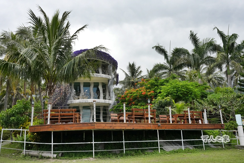 假日好去處,免住宿景點,台東下午茶,台東住宿推薦 (雖然不用住，但還是有些人會搜尋),台東咖啡廳,台東必去,台東拍照景點,台東旅遊,台東景點,台東民宿咖啡,台東海岸,台東網美景點,台東鳳凰民宿咖啡,台灣旅遊,散步到海邊,海景咖啡廳,療癒景點,秘境咖啡廳,童話建築,綠色草皮,藝術建築,週末去哪兒,鳳凰民宿