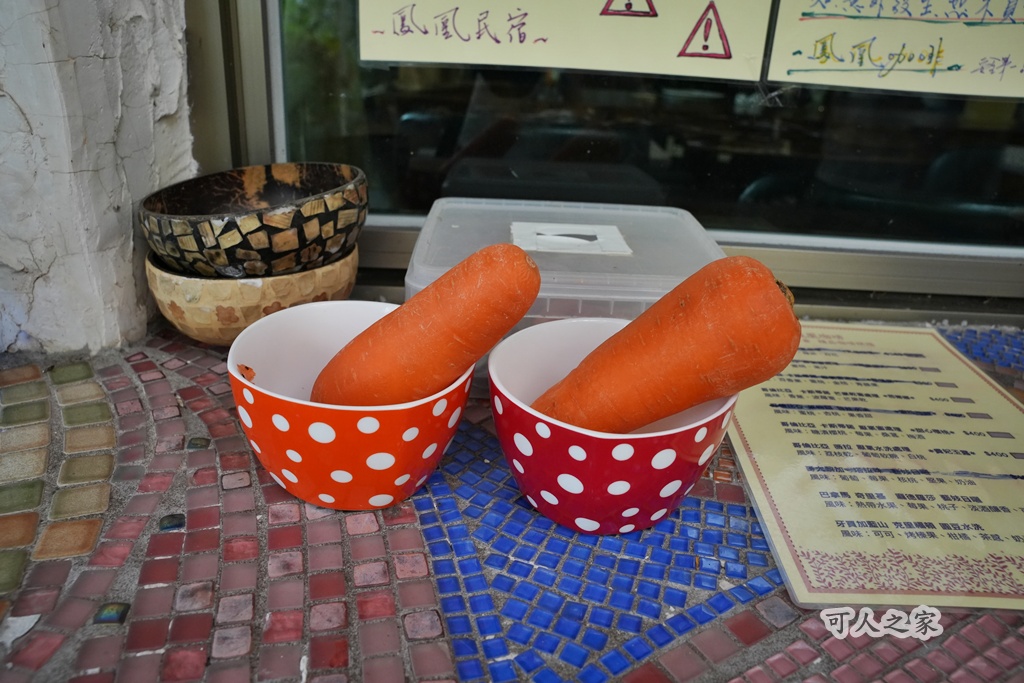 假日好去處,免住宿景點,台東下午茶,台東住宿推薦 (雖然不用住，但還是有些人會搜尋),台東咖啡廳,台東必去,台東拍照景點,台東旅遊,台東景點,台東民宿咖啡,台東海岸,台東網美景點,台東鳳凰民宿咖啡,台灣旅遊,散步到海邊,海景咖啡廳,療癒景點,秘境咖啡廳,童話建築,綠色草皮,藝術建築,週末去哪兒,鳳凰民宿