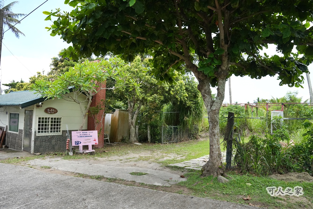 假日好去處,免住宿景點,台東下午茶,台東住宿推薦 (雖然不用住，但還是有些人會搜尋),台東咖啡廳,台東必去,台東拍照景點,台東旅遊,台東景點,台東民宿咖啡,台東海岸,台東網美景點,台東鳳凰民宿咖啡,台灣旅遊,散步到海邊,海景咖啡廳,療癒景點,秘境咖啡廳,童話建築,綠色草皮,藝術建築,週末去哪兒,鳳凰民宿