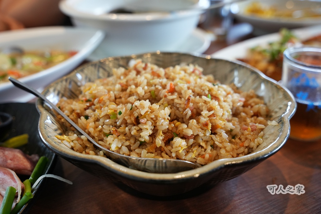 宜蘭海鮮,小豪海鮮,平價海鮮,必吃海鮮,旅遊美食,櫻花蝦炒飯,脆皮魚,蒜泥板條蝦,軟殼蟹,隱藏菜單,頭城美食