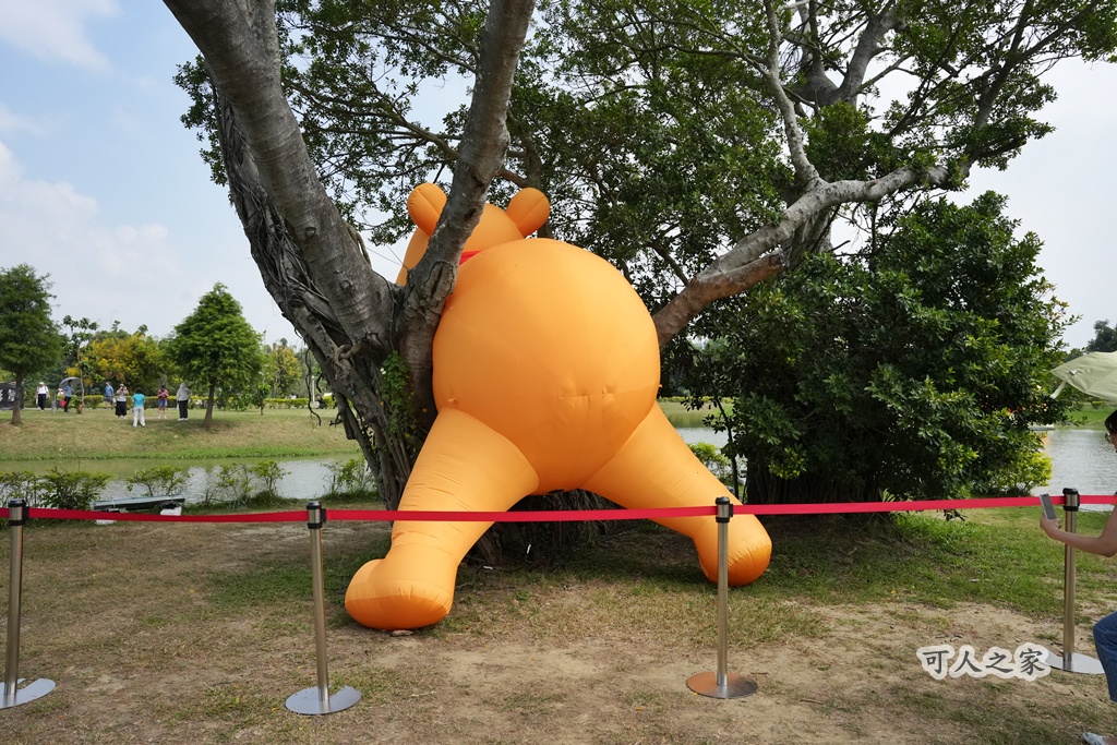 100週年紀念,中秋連假 嘉義,假日去哪玩,停車資訊,光纖影舞,兒童遊戲區,北香湖公園 交通,北香湖公園 接駁車,嘉義一日遊,嘉義北香湖公園,嘉義市區公車,嘉義景點,嘉義活動,夢幻光影,小熊維尼 光影森林,小熊維尼 展覽,屹耳,戶外裝置藝術,拍照打卡,森林光影,浪漫景點,湖畔美景,熊熊派對,親子旅遊,跳跳虎,迪士尼 裝置藝術