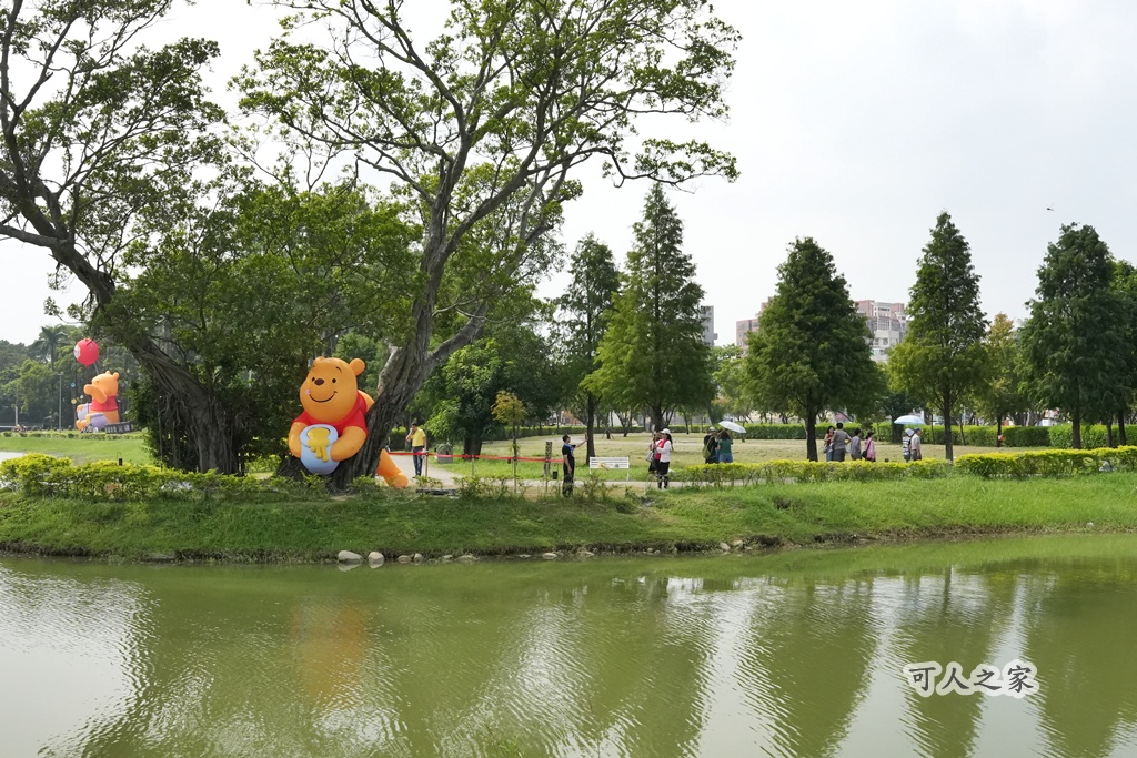 100週年紀念,中秋連假 嘉義,假日去哪玩,停車資訊,光纖影舞,兒童遊戲區,北香湖公園 交通,北香湖公園 接駁車,嘉義一日遊,嘉義北香湖公園,嘉義市區公車,嘉義景點,嘉義活動,夢幻光影,小熊維尼 光影森林,小熊維尼 展覽,屹耳,戶外裝置藝術,拍照打卡,森林光影,浪漫景點,湖畔美景,熊熊派對,親子旅遊,跳跳虎,迪士尼 裝置藝術